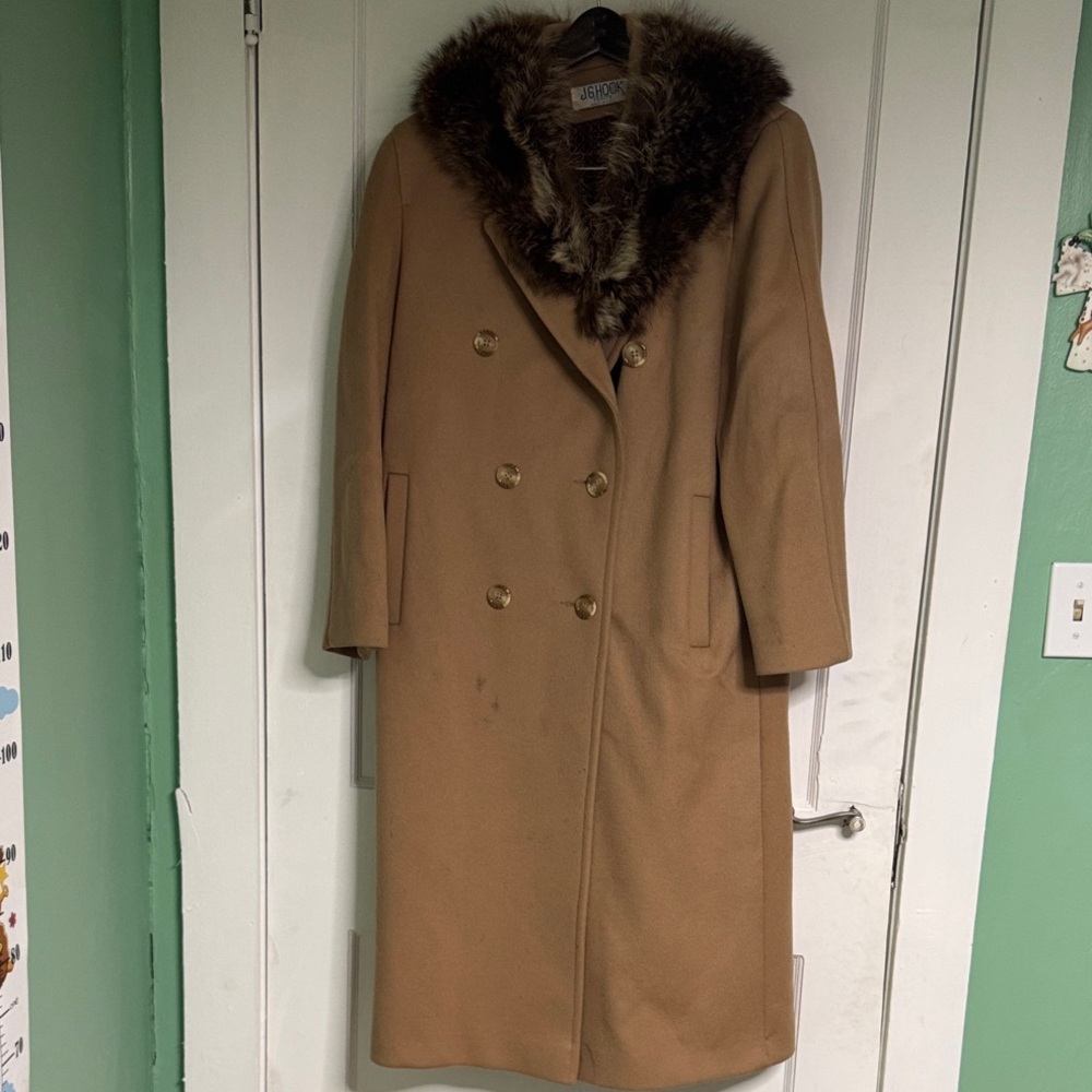 Elegant Tan Trench Coat with Faux Fur Collar